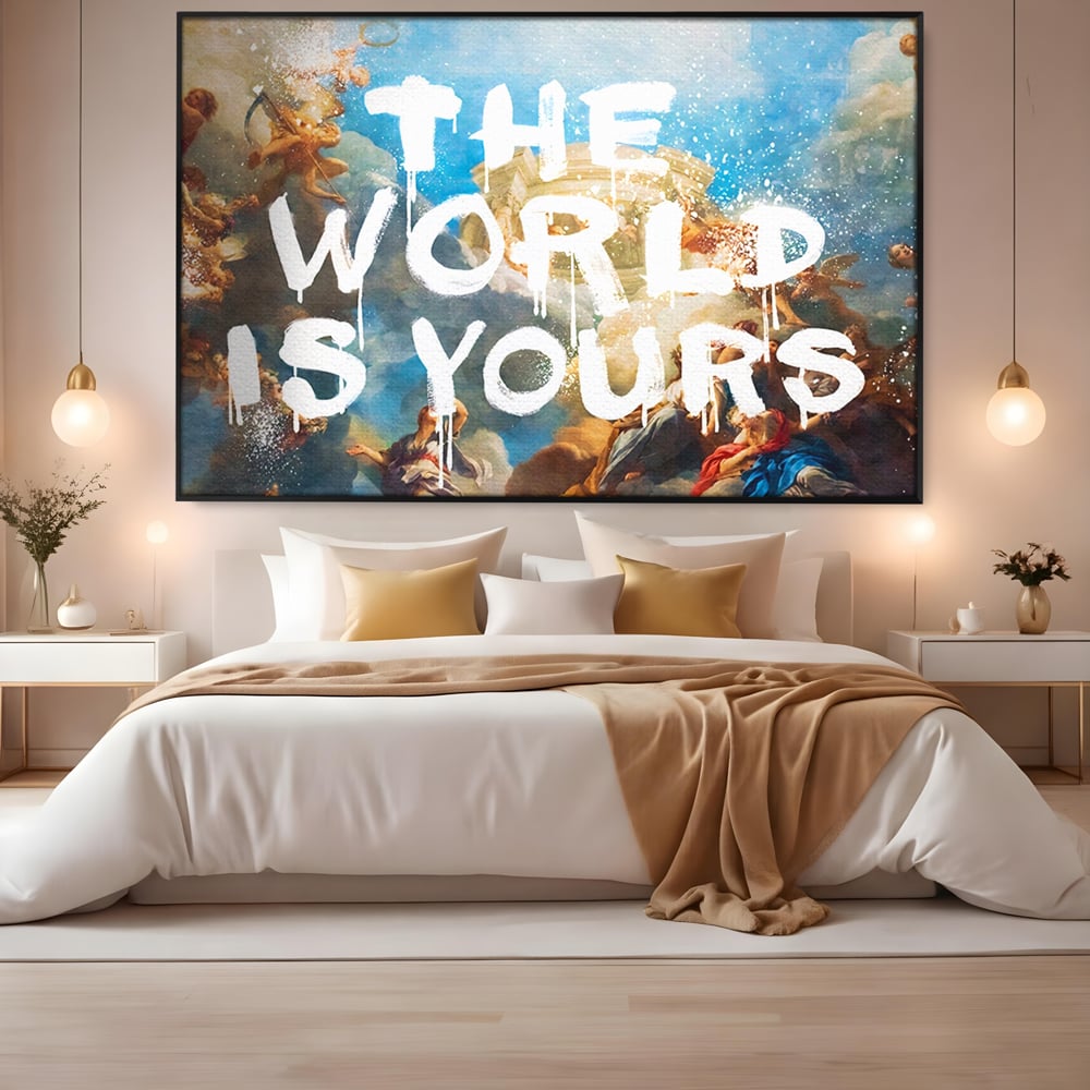 Tablou canvas cu pictura renascentista cu text alb, in rama de aluminiu negru, pe perete intr-un dormitor